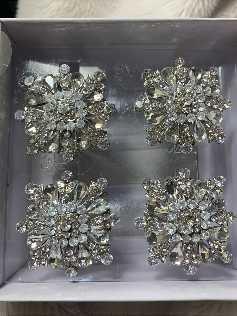 BED BATH & BEYOND “ Winter Wonderland” 4 snowflake rhinestones napkin rings NIB